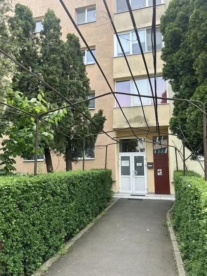 Apartament cu 3 camere decomandat în Astra