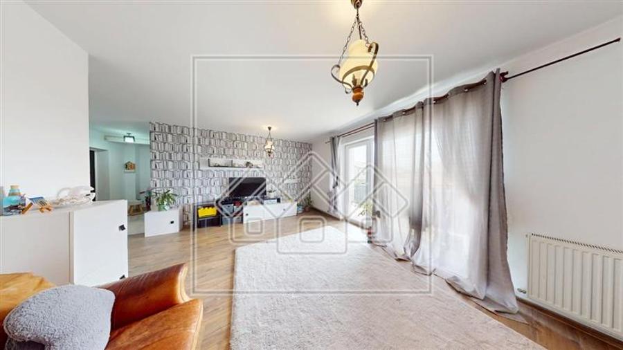 Apartament cu 3 camere decomandat în Șelimbăr