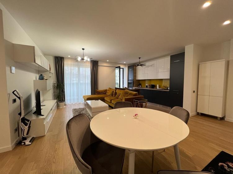 Apartament cu 3 camere semidecomandat în Aviației