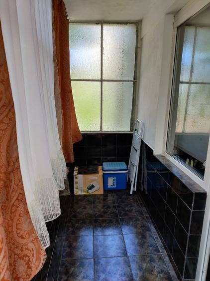 Apartament cu 3 camere semidecomandat în Far