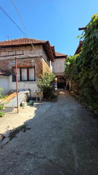 Casă individuală cu 4 camere cu Teren 1800 Mp în Central