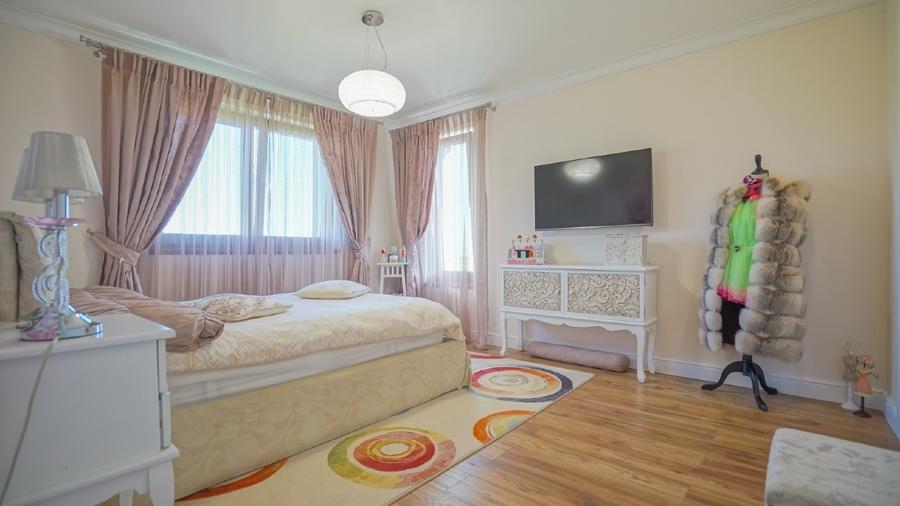 Casă individuală cu 10 camere cu Canalizare în Baciu
