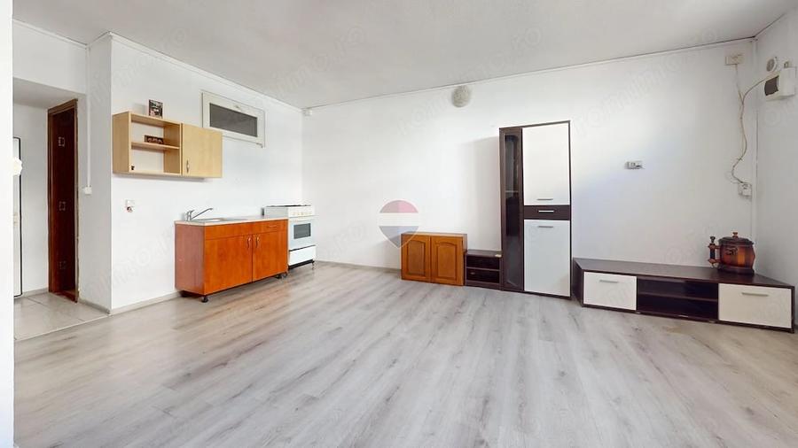 Apartament cu 3 camere semidecomandat în Florilor