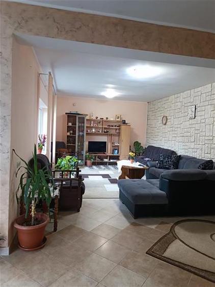 Casă individuală cu 5 camere cu Canalizare în Central