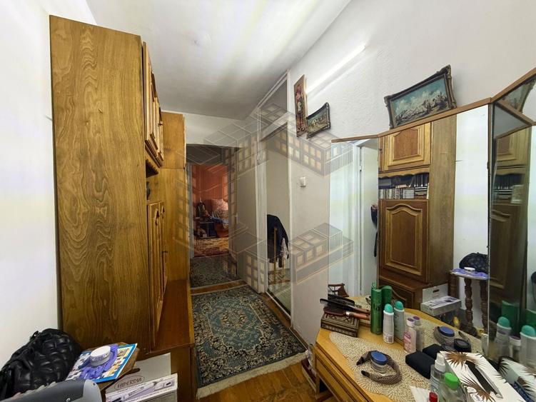 Apartament cu 3 camere semidecomandat, mobilat în Girocului
