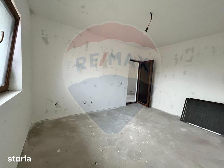Casă cu 5 camere decomandat cu Teren 1300 Mp în Conțești