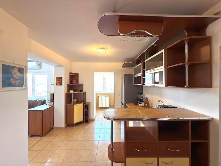 Apartament cu 3 camere semidecomandat, mobilat în Central