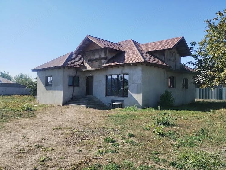 Casă cu Teren 1115 Mp în Garoafa
