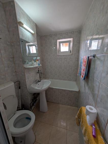 Apartament cu 3 camere semidecomandat în Ciritei