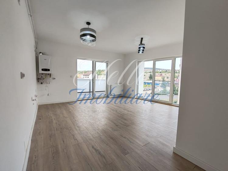 Apartament cu 4 camere semidecomandat în Dâmbul Rotund