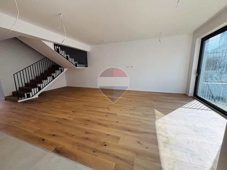 Casă individuală cu 4 camere cu Teren 158 Mp în Central