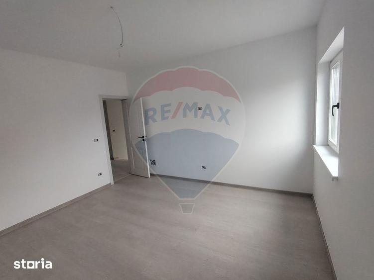 Casă cu 4 camere cu Teren 460 Mp în Golești
