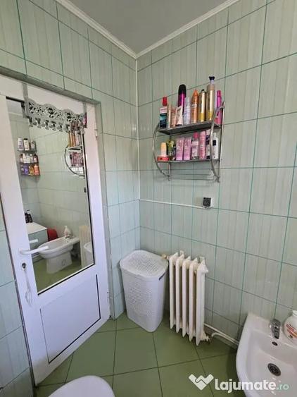 Apartament cu 3 camere semidecomandat în Târgu Cucu