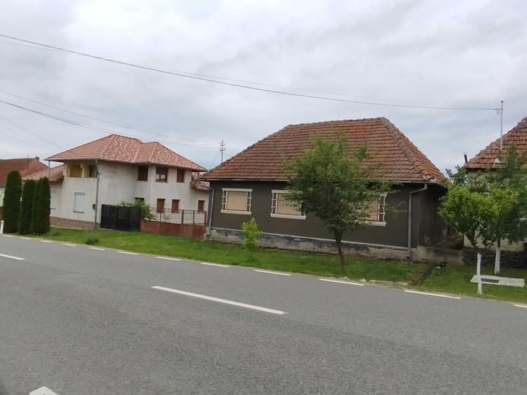 Casă cu 3 camere decomandat în Cuied