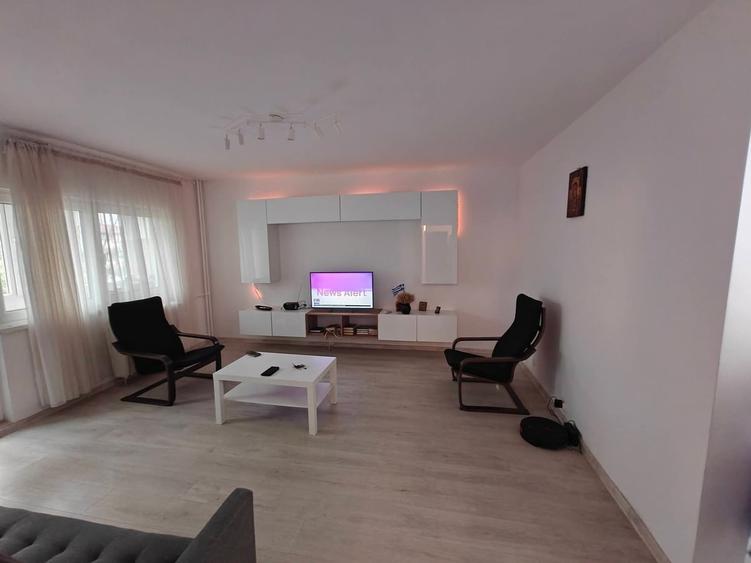 Apartament cu 3 camere semidecomandat în Baicului