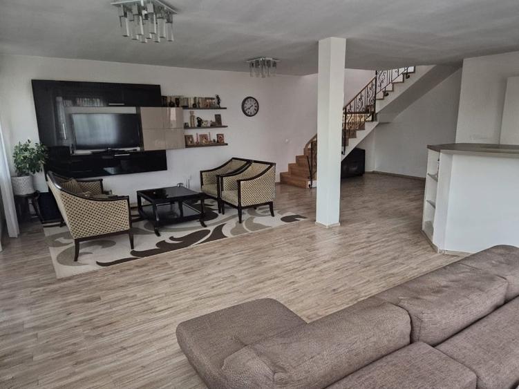 Casă individuală cu 5 camere cu Canalizare în Central