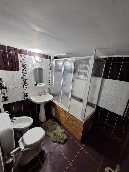 Casă individuală cu 5 camere cu Teren 7000 Mp în Central