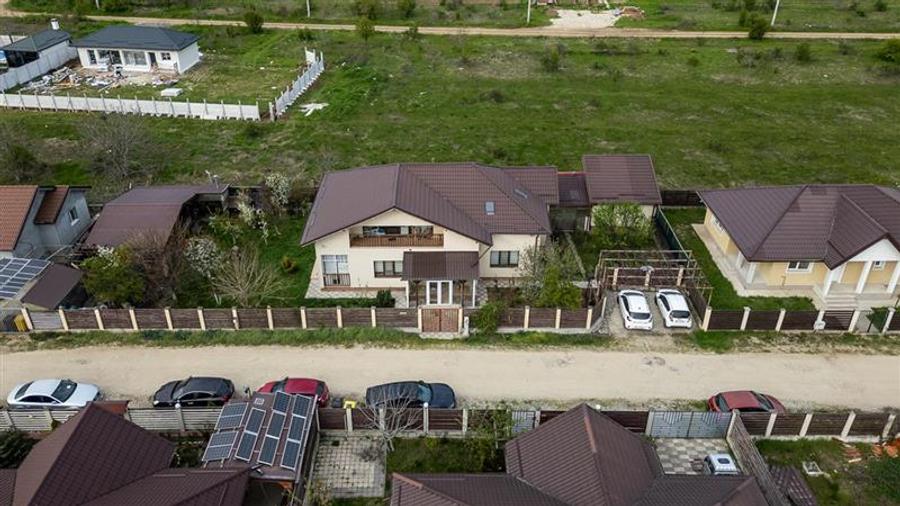 Casă individuală cu 4 camere cu Canalizare în Domnești
