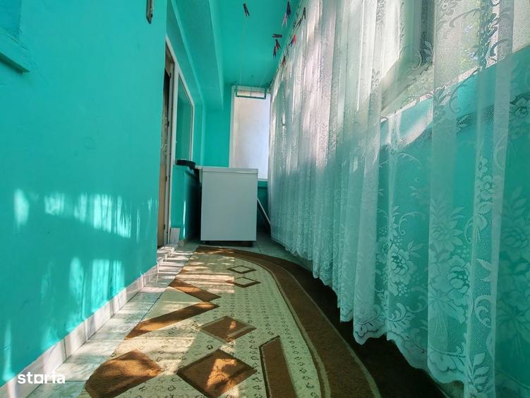 Apartament cu 4 camere decomandat în CET