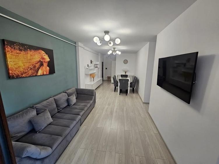 Apartament cu 3 camere semidecomandat în Valea Adâncă