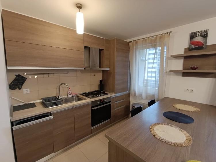 Apartament cu 2 camere decomandat în Tractorul