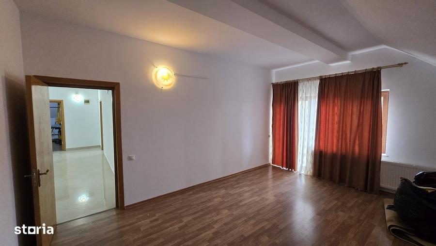Casă cu 4 camere în Ștefănești