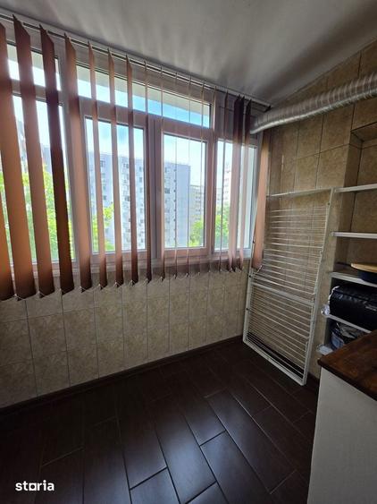 Apartament cu 3 camere decomandat în Titan