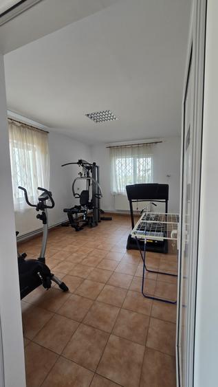 Casă individuală cu 10 camere cu Canalizare în Central