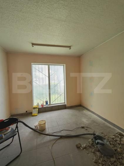 Birou, de 49.860000610352 mp, în Sud-Est