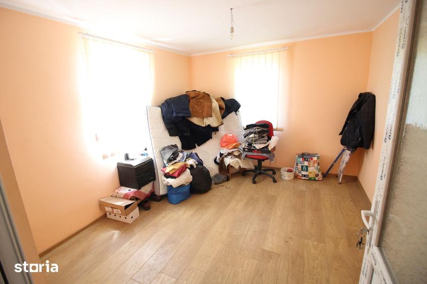 Casă cu 3 camere cu Teren 999 Mp în Siret