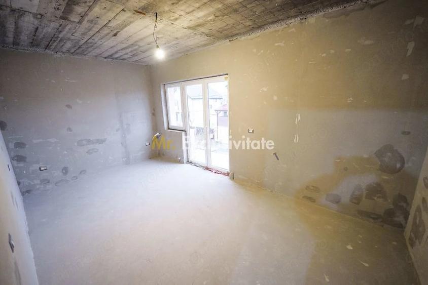 Casă cu 8 camere cu Teren 265 Mp în Romanești