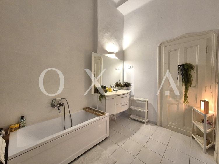 Apartament cu 3 camere semidecomandat, mobilat în Central