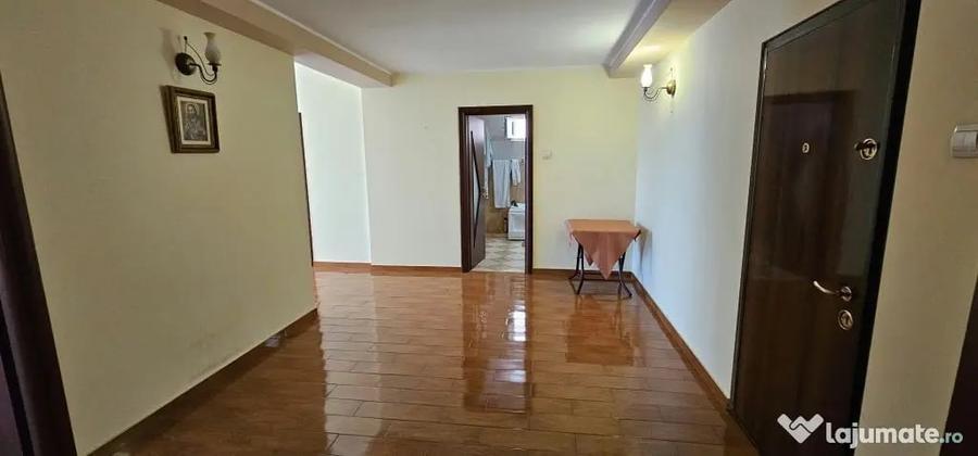 Apartament cu 5 camere decomandat în Micro 20