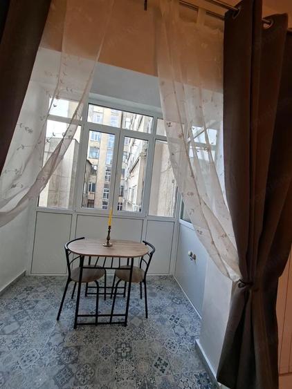 Apartament cu 5 camere semidecomandat în Romană