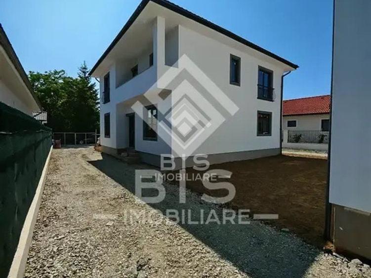 Casă individuală cu 6 camere cu Canalizare în Ultracentral