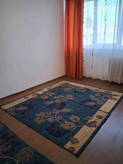 Apartament cu 4 camere semidecomandat în Drumul Taberei