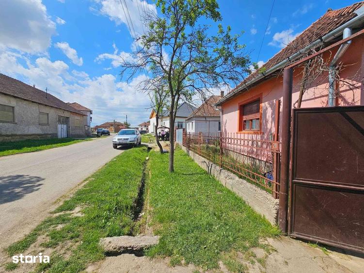 Casă cu 4 camere cu Teren 2340 Mp în Sâmbăta