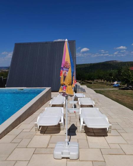 Casă cu 6 camere cu Piscina în Cordău