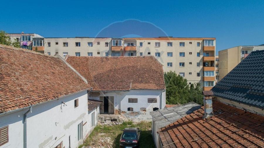 Casă individuală cu 9 camere cu Teren 1236 Mp în Central