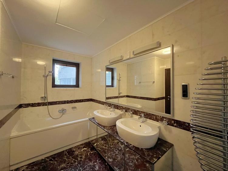 Apartament cu 3 camere semidecomandat în Primăverii