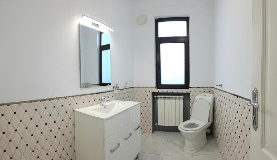 Casă individuală cu 14 camere cu Canalizare în Arcul de Triumf