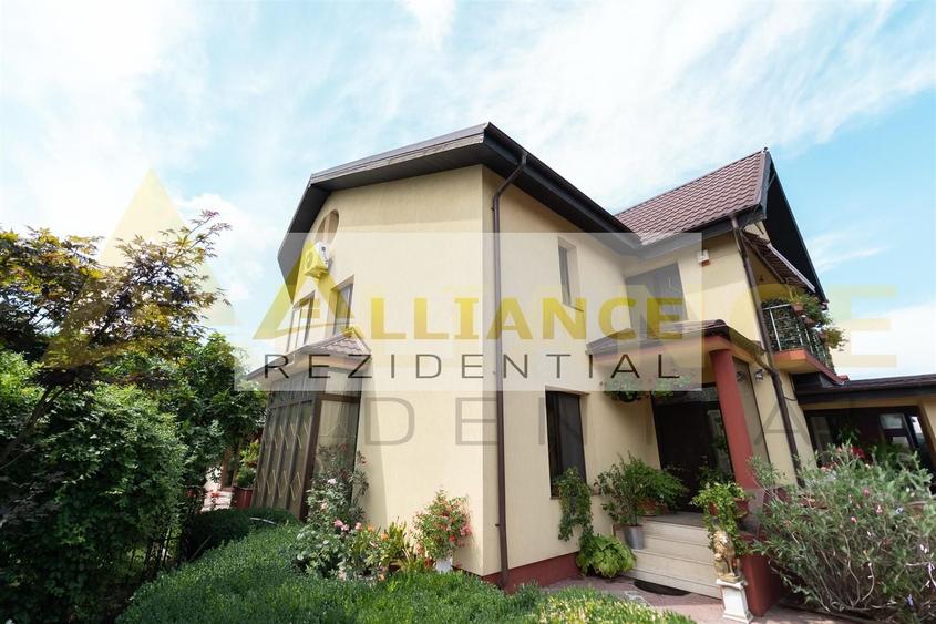 Casă individuală cu 7 camere decomandat cu Piscina în Central