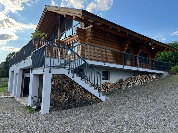 Casă individuală cu 4 camere cu Teren 10000 Mp în Ozun