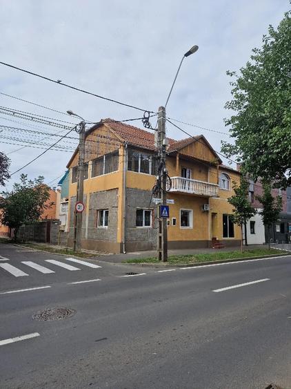 Casă cu 6 camere cu Teren 223 Mp în Central