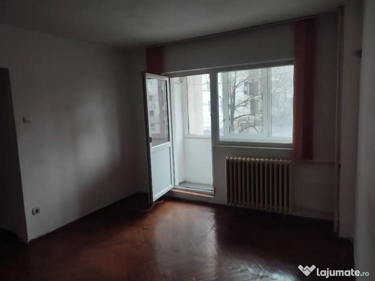 Apartament cu 4 camere semidecomandat în Moșilor