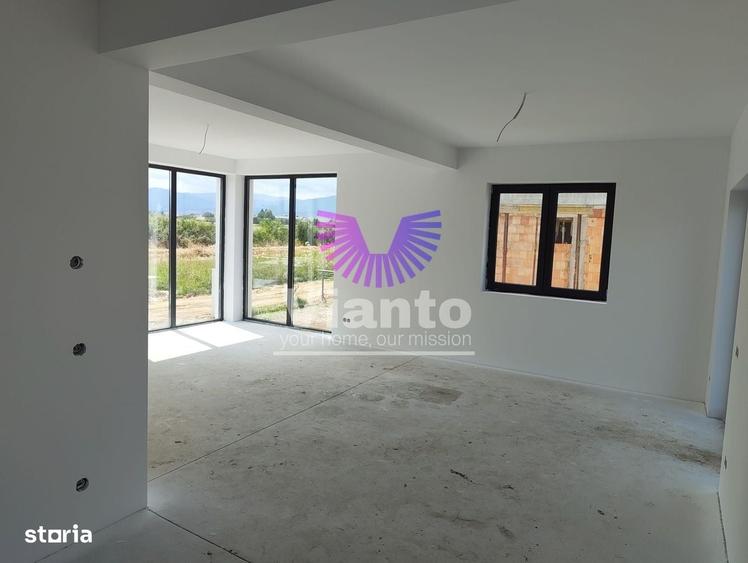 Casă cu 4 camere cu Teren 310 Mp în Cristian