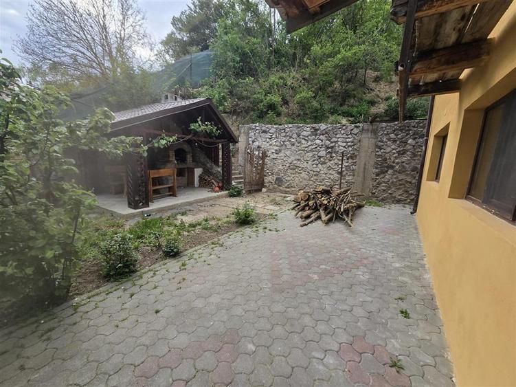 Casă individuală cu 4 camere cu Canalizare în Sud-Est