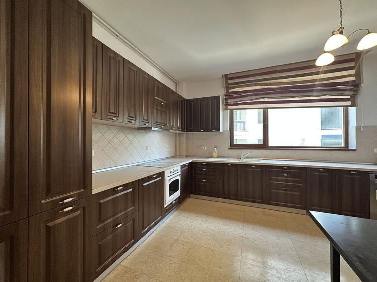 Apartament cu 4 camere decomandat, mobilat în Barbu Văcărescu
