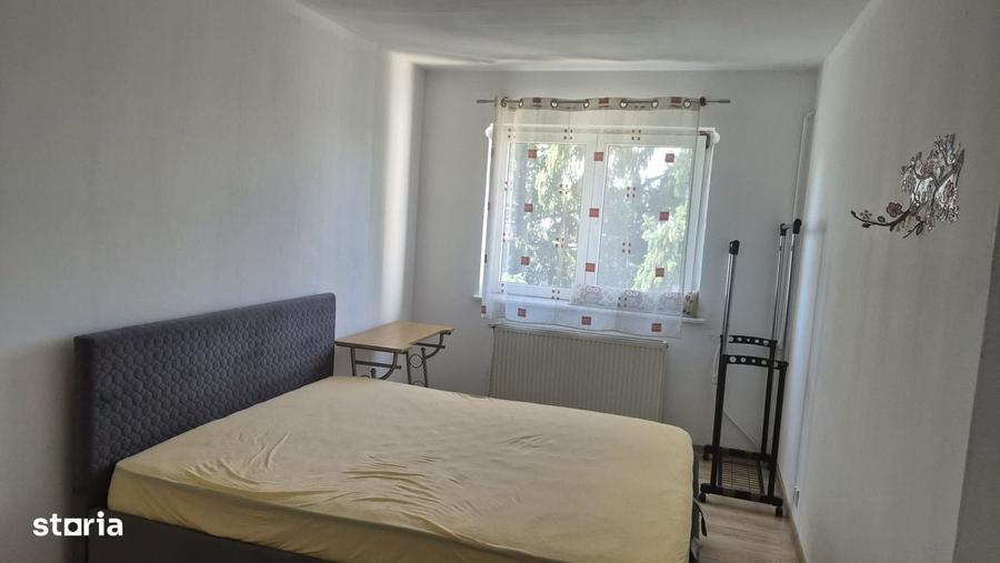 Apartament cu 3 camere semidecomandat în Central