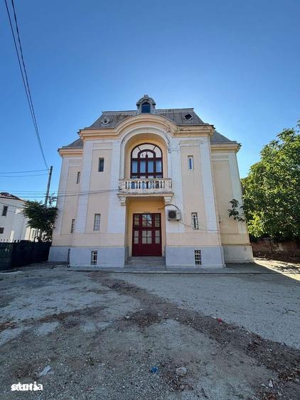 Casă cu 9 camere decomandat cu Teren 1470 Mp în Central